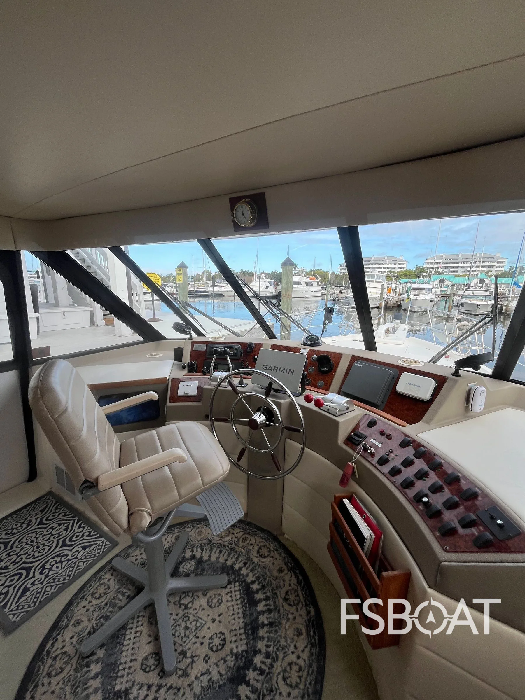 1998 Bayliner 4788 Pilot House Motoryacht - Media 11