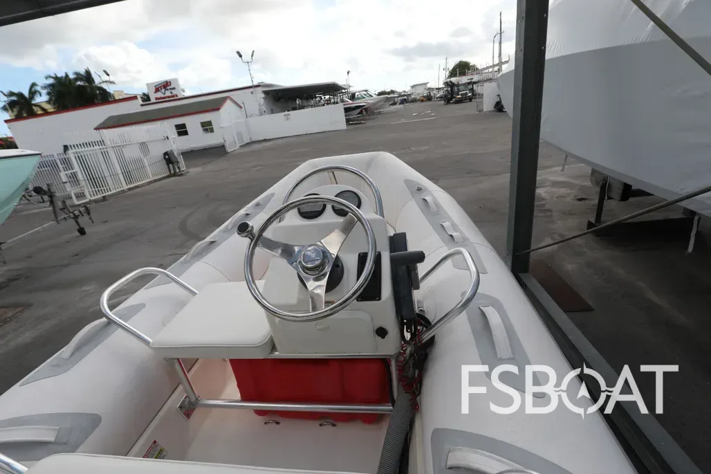 2015 Zodiac Bay Runner 420 - Media 5