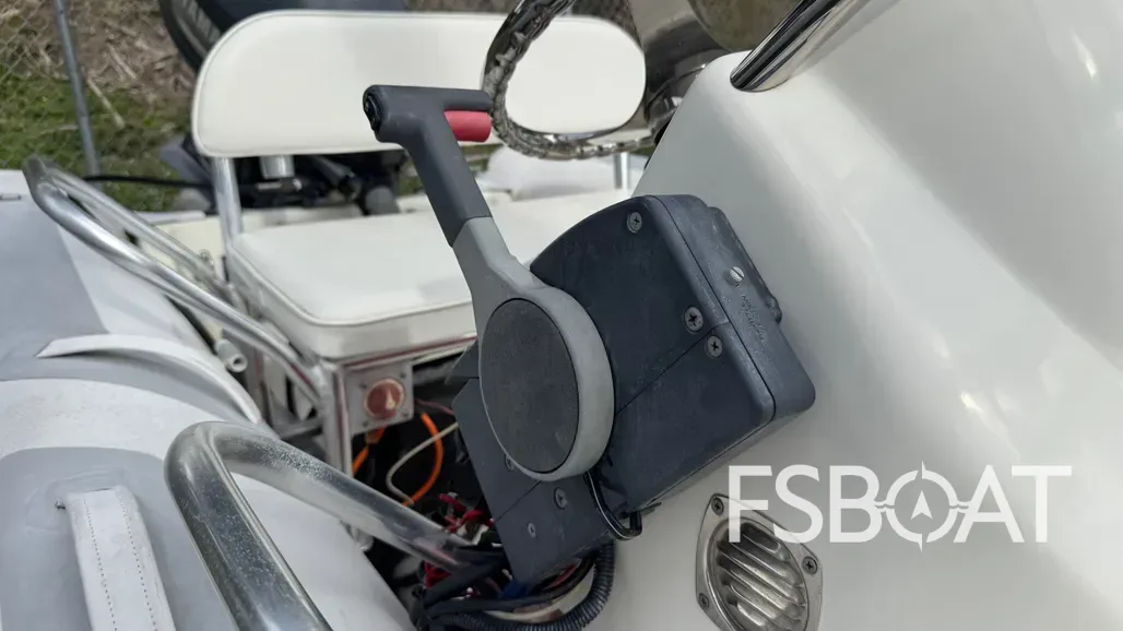 2015 Zodiac Bay Runner 420 - Media 16
