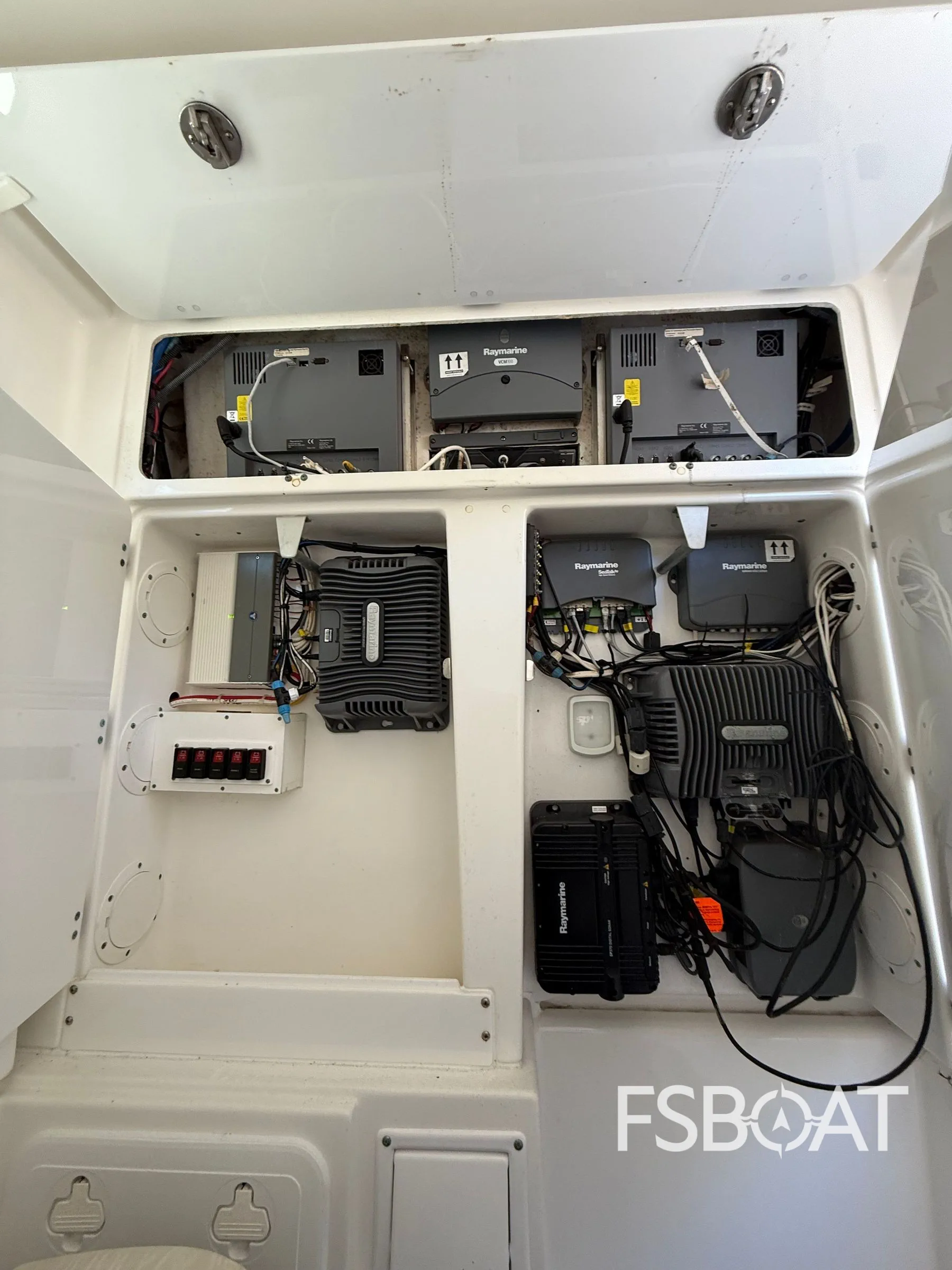 2007 Everglades 350 Center Console - Media 12