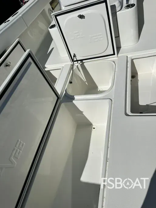 2018 SeaVee 320Z - Media 8