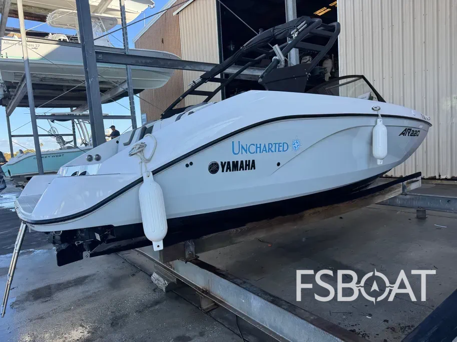 2023 Yamaha Boats AR220 - Media 17
