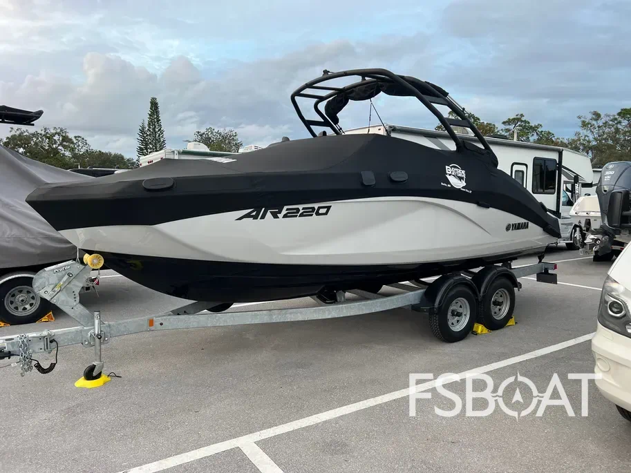 2023 Yamaha Boats AR220 - Media 2