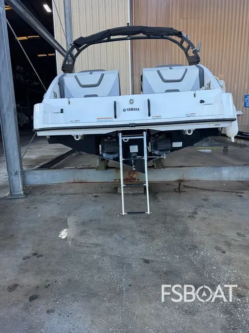 2023 Yamaha Boats AR220 - Media 19