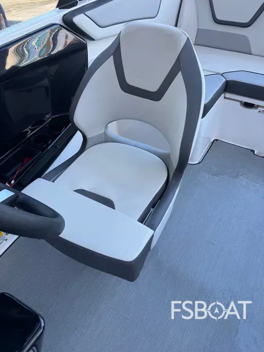 2023 Yamaha Boats AR220 - Media 8