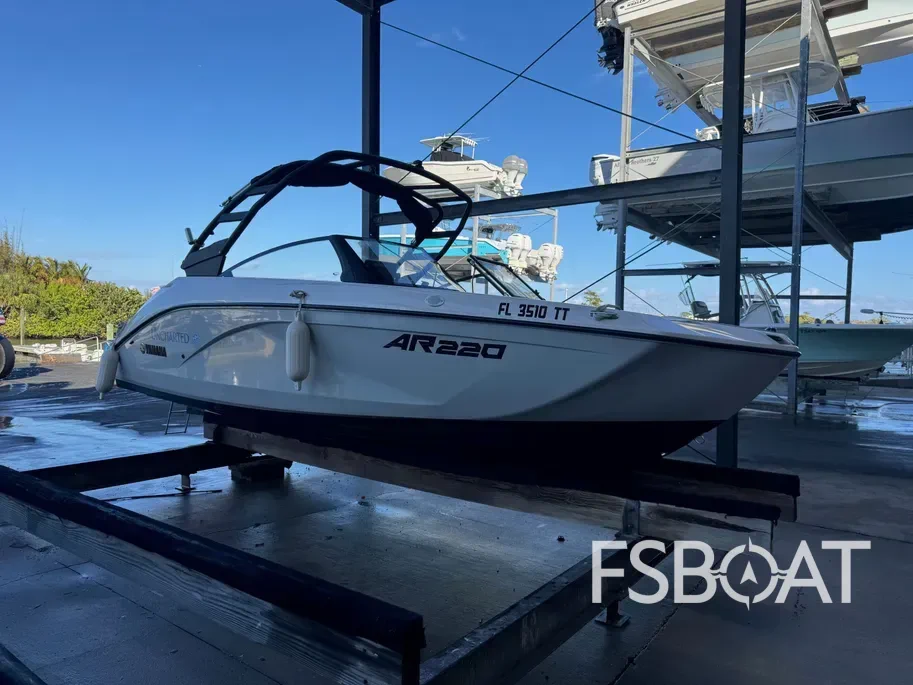 2023 Yamaha Boats AR220 - Media 18