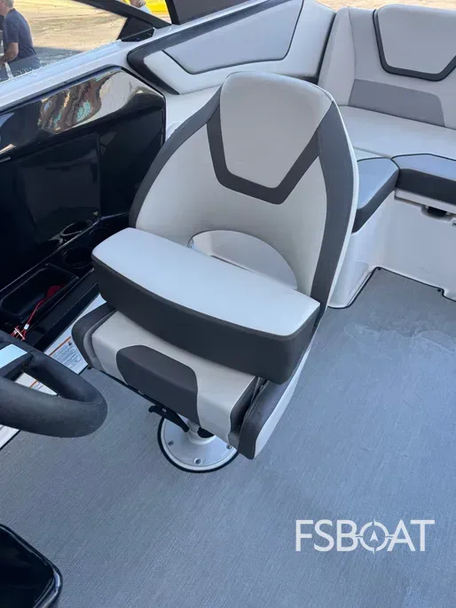 2023 Yamaha Boats AR220 - Media 9