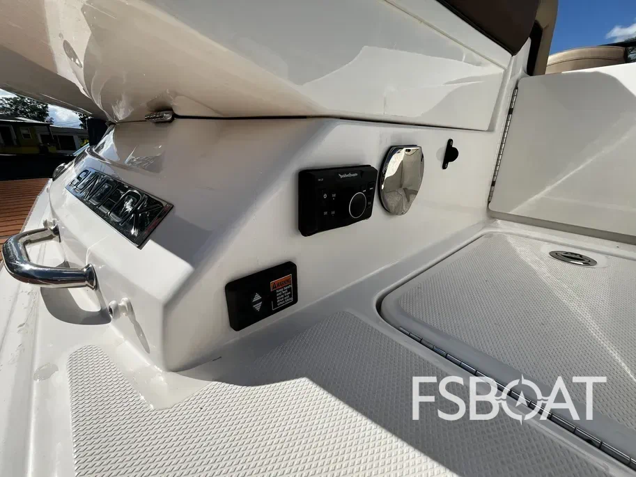2016 Sea Ray 220 Sundeck - Media 15