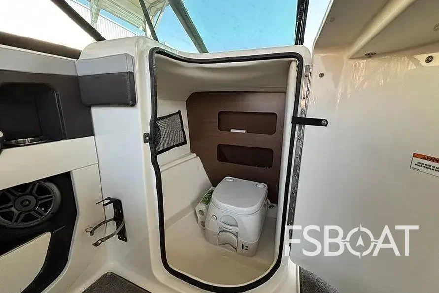 2016 Sea Ray 220 Sundeck - Media 14