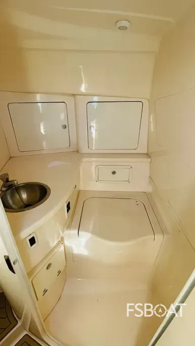 2005 Intrepid 310 Walkaround - Media 22