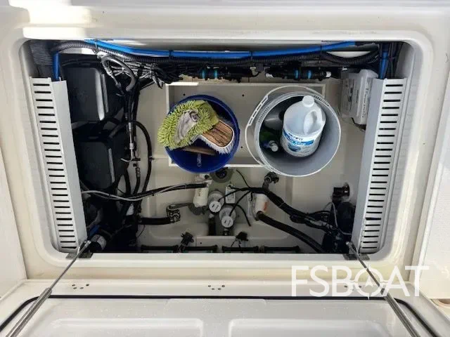2017 Boston Whaler 330 Outrage - Media 12