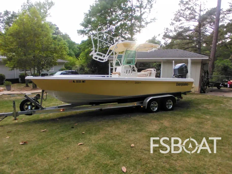 2005 Everglades 243 Center Console - Media 2