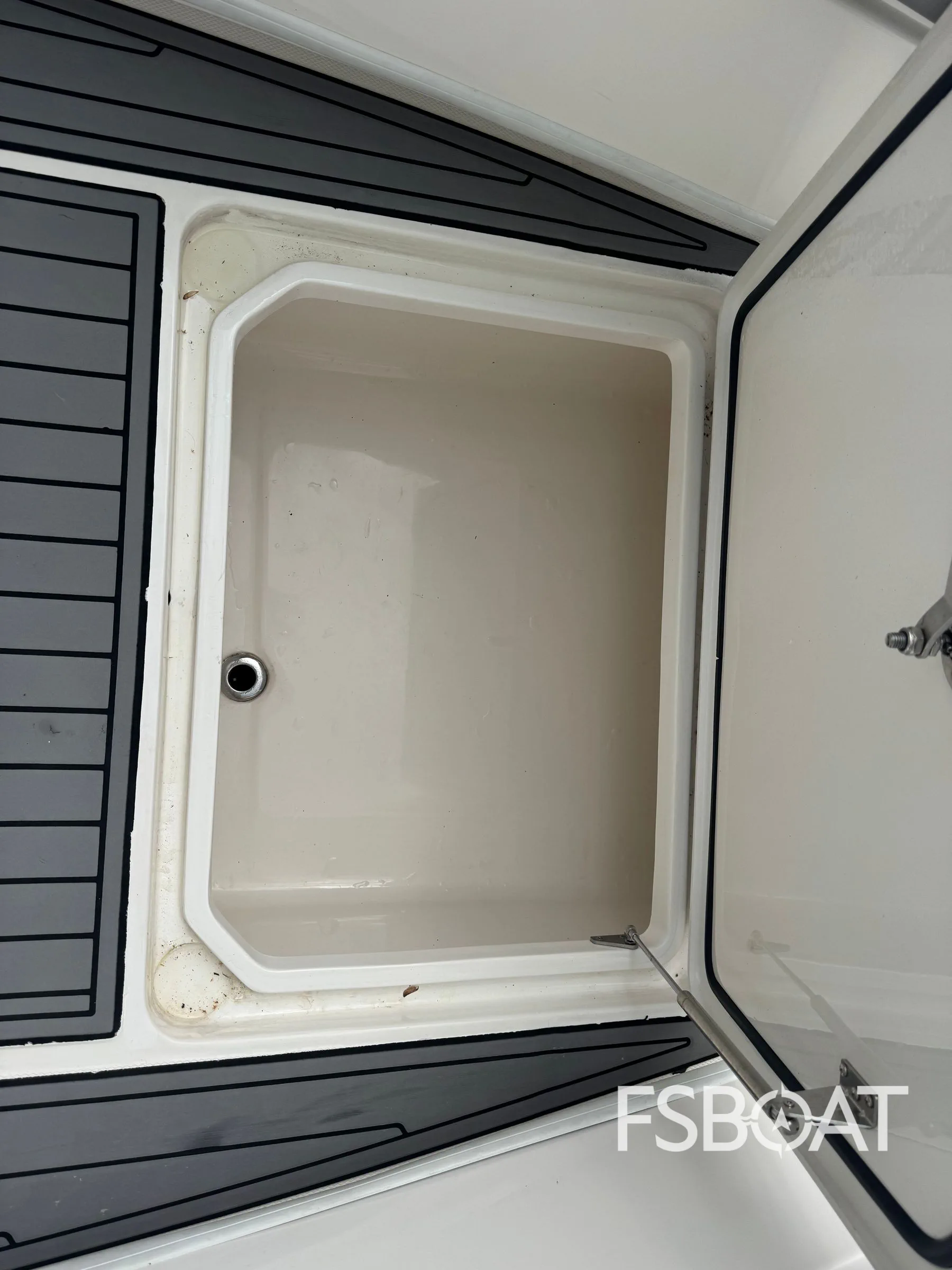 2019 Fountain 34 Center Console - Media 15