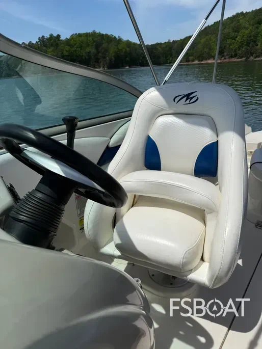 2005 Monterey 223 Explorer Sport - Media 9