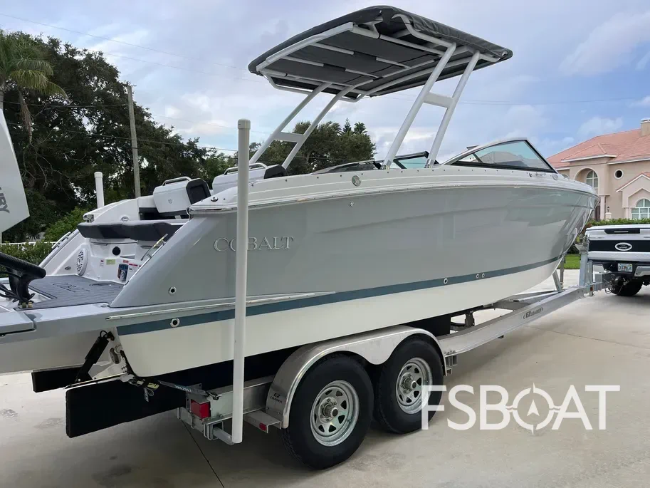 2022 Cobalt R8 Outboard - Media 3