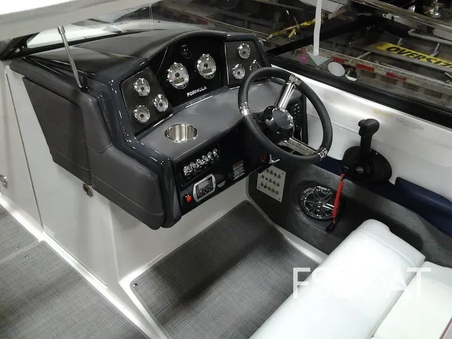 2022 Cobalt R8 Outboard - Media 15