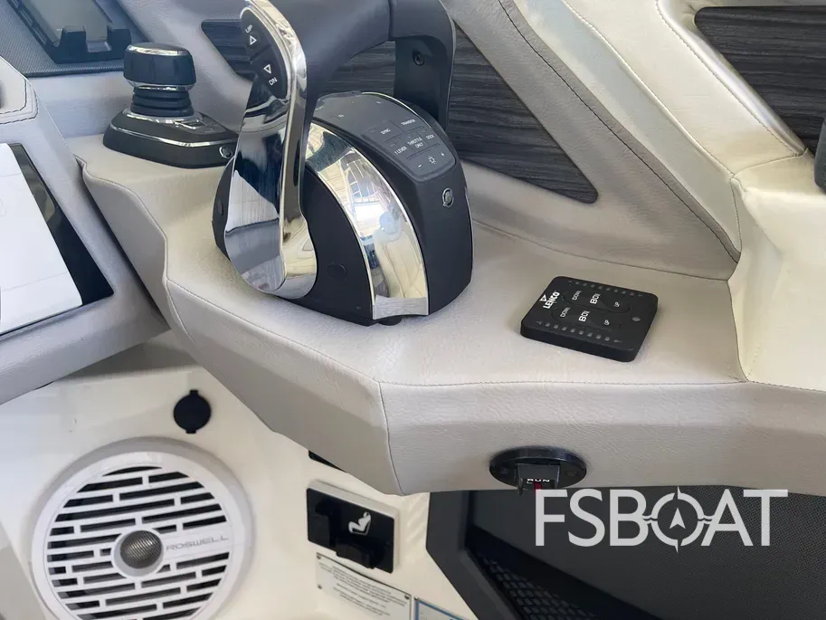 2022 Cobalt R8 Outboard - Media 9
