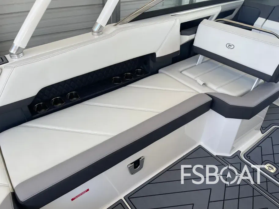 2022 Cobalt R8 Outboard - Media 8