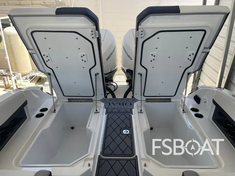 2022 Cobalt R8 Outboard - Media 11