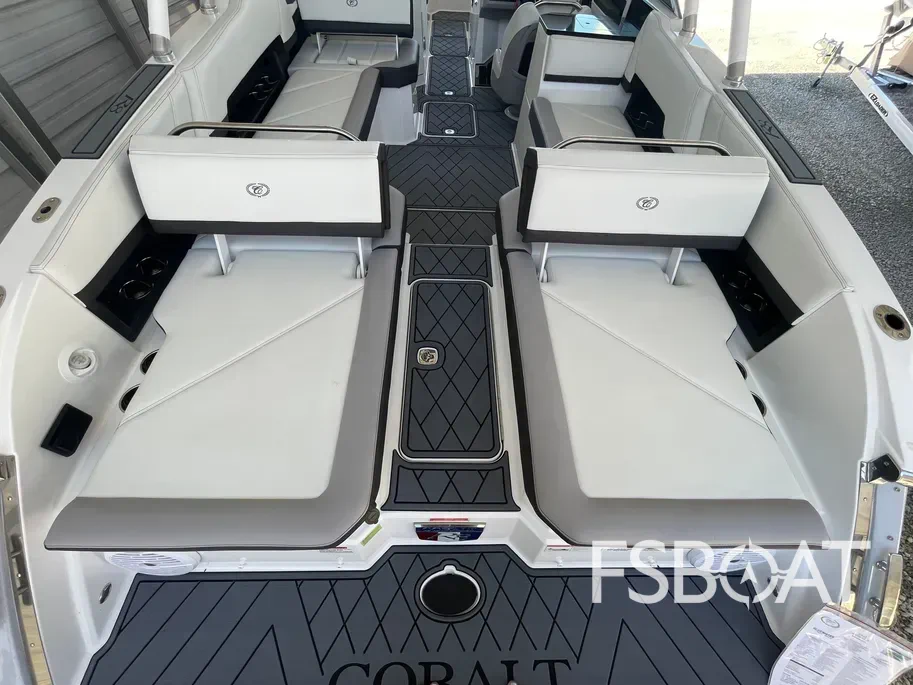 2022 Cobalt R8 Outboard - Media 12