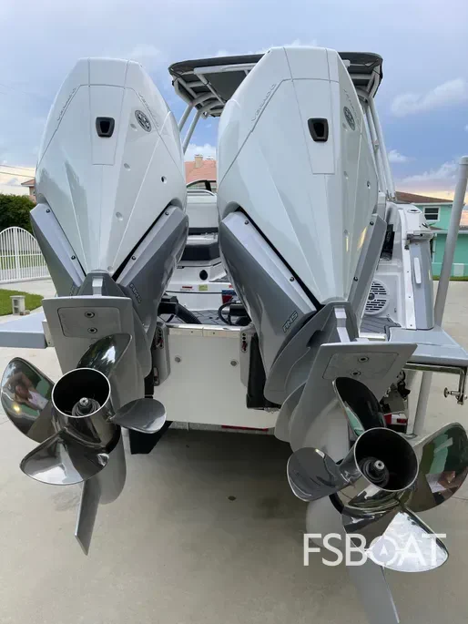 2022 Cobalt R8 Outboard - Media 16