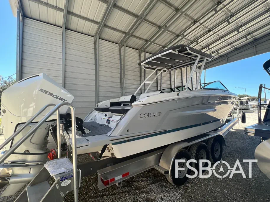 2022 Cobalt R8 Outboard - Media 13