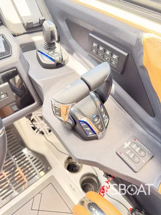 2024 Cobalt R8 Outboard - Media 11
