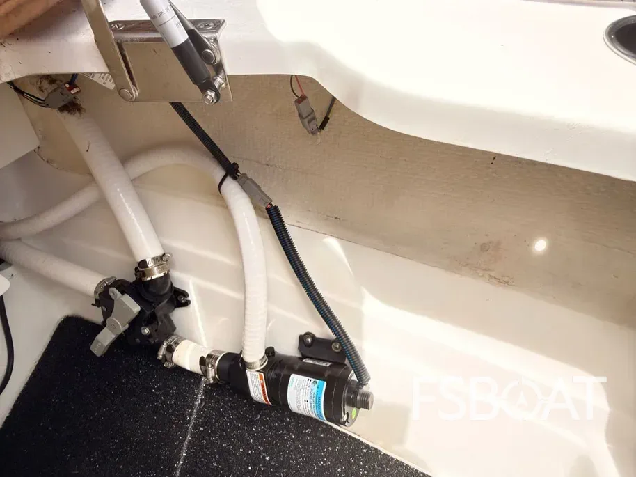 2024 Cobalt R8 Outboard - Media 9
