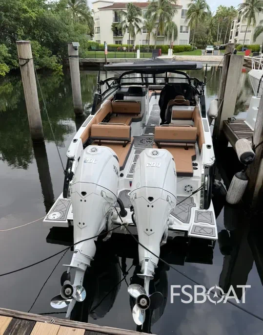 2024 Cobalt R8 Outboard - Media 5