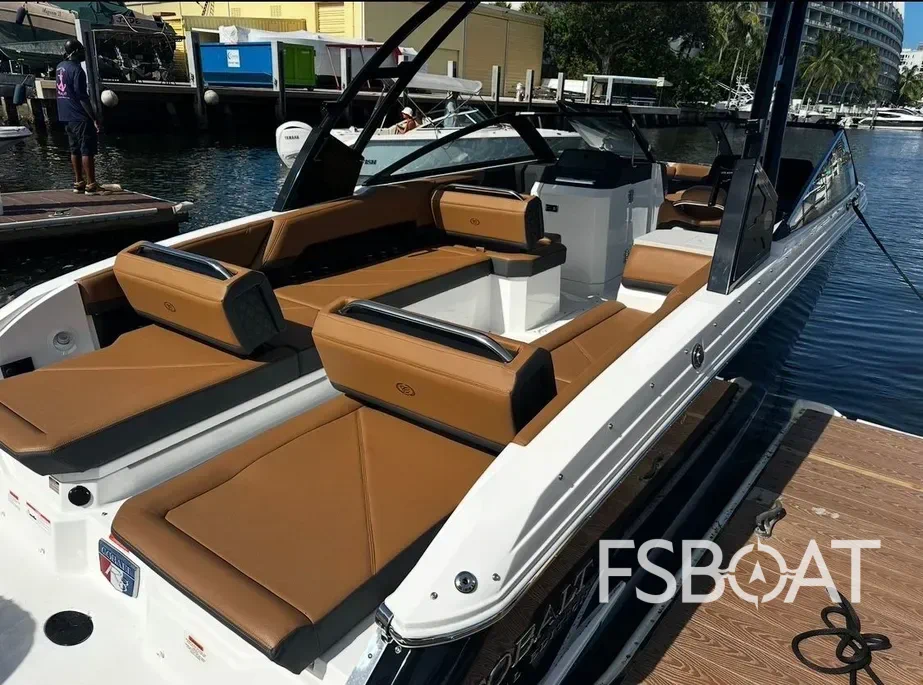 2024 Cobalt R8 Outboard - Media 4