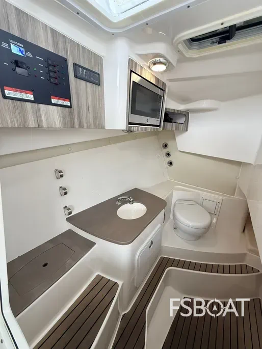 2020 Edgewater 280CX Crossover - Media 21