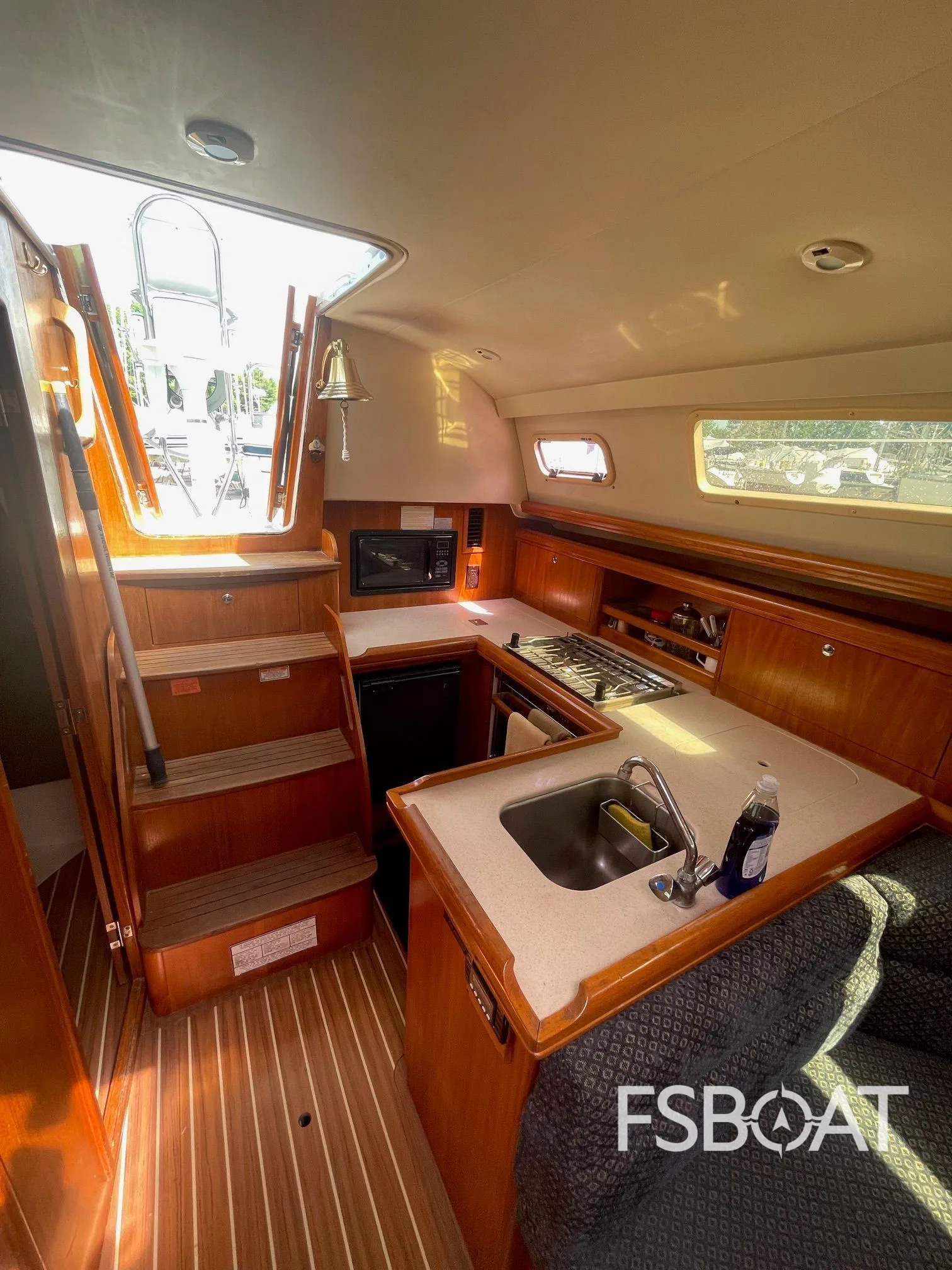 2005 Hunter 33 - Media 12