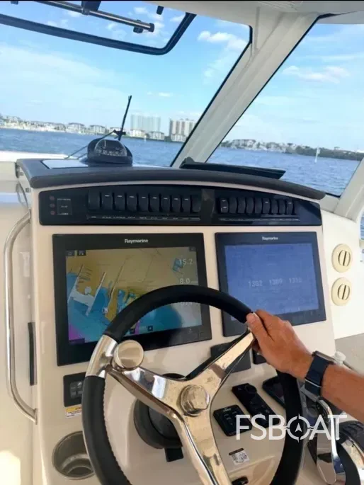 2019 Boston Whaler 350 Realm - Media 4