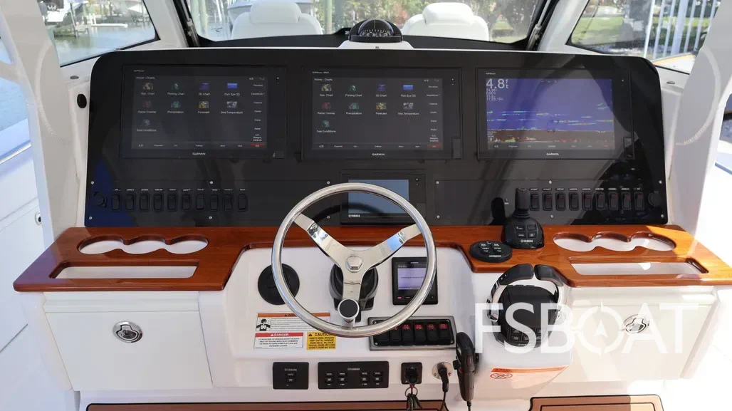 2019 Everglades 435 Center Console - Media 19