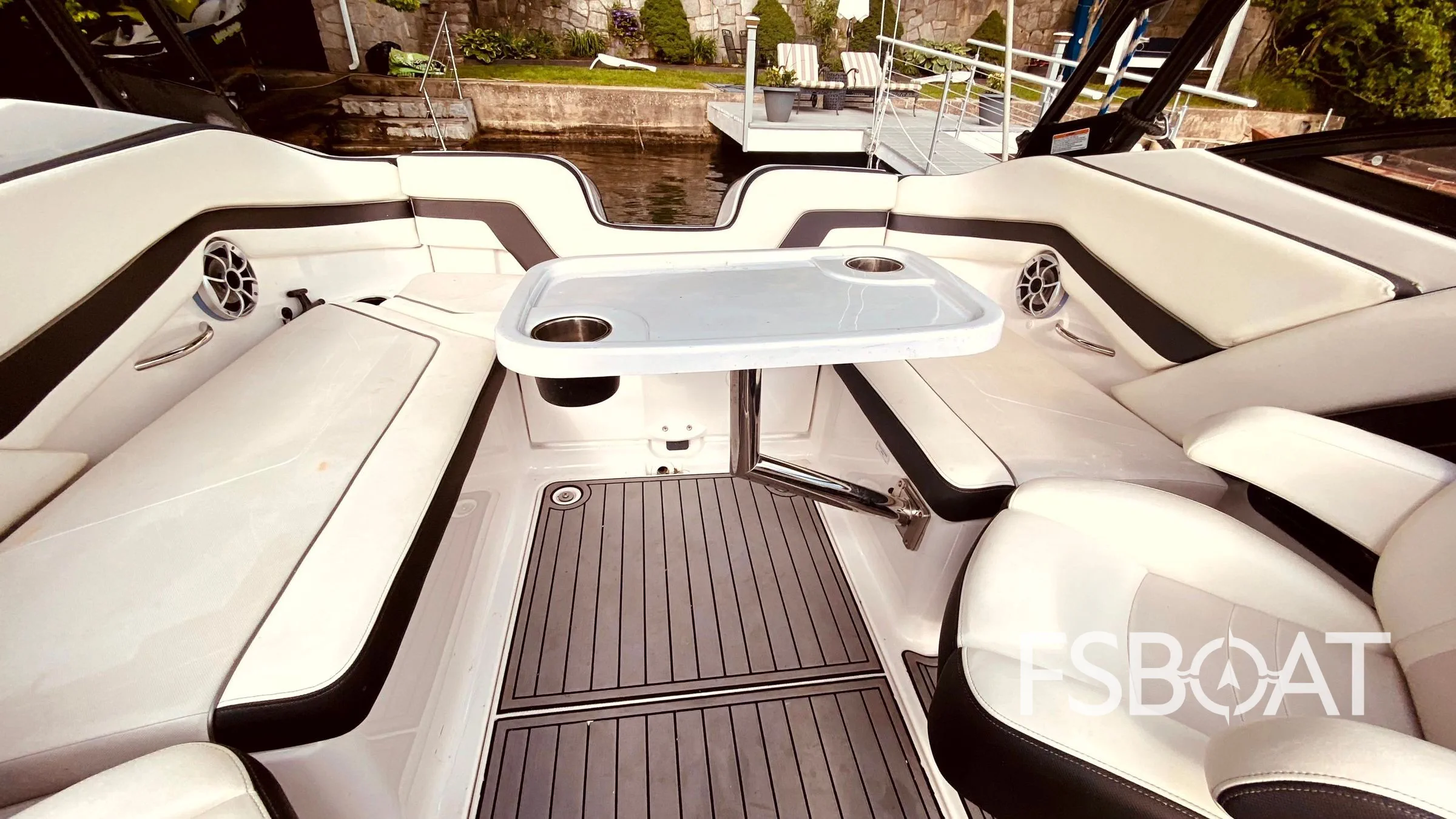 2016 Yamaha Boats AR240 - Media 17