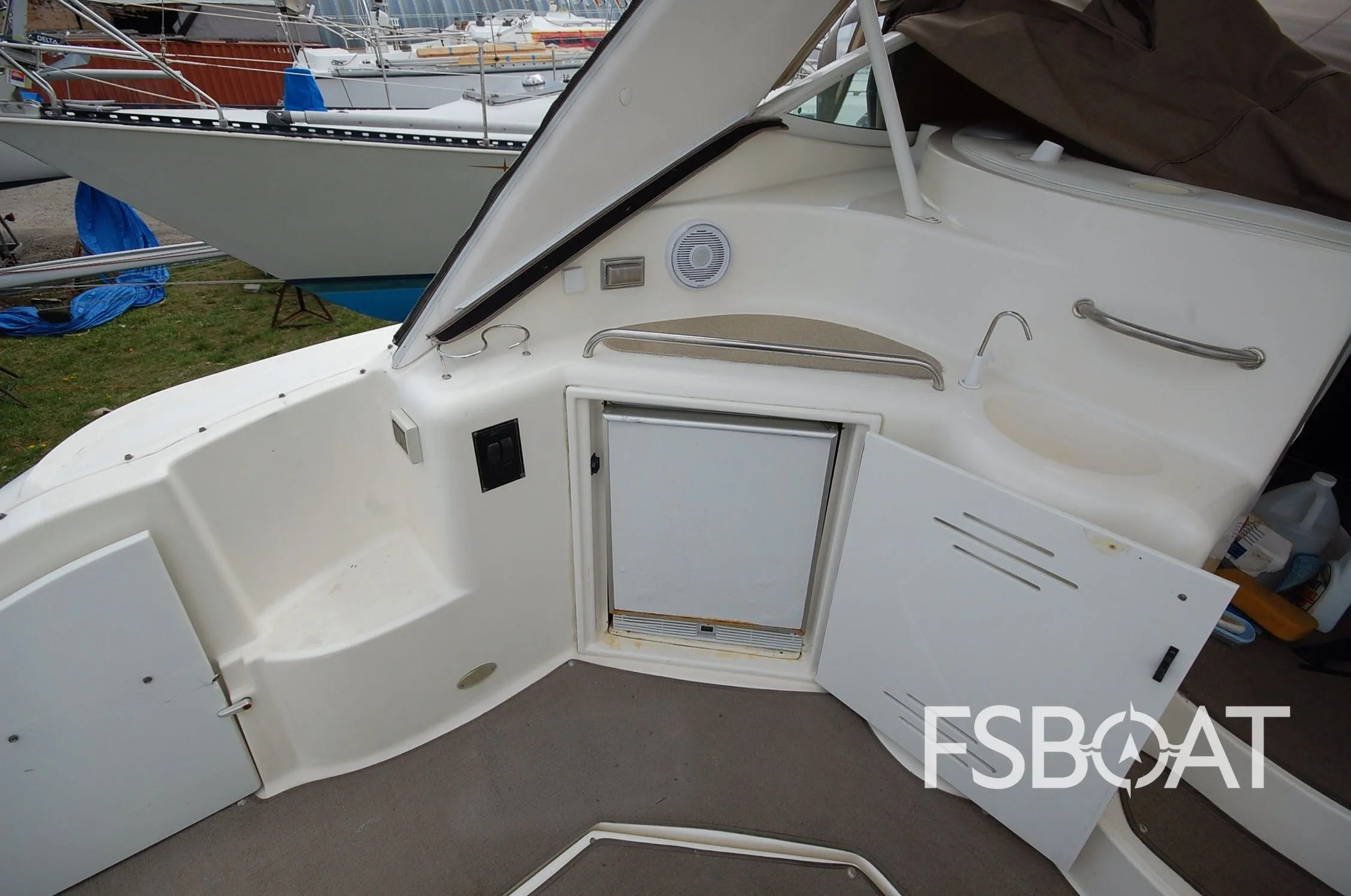 2004 Cruisers Yachts 3970 - Media 4