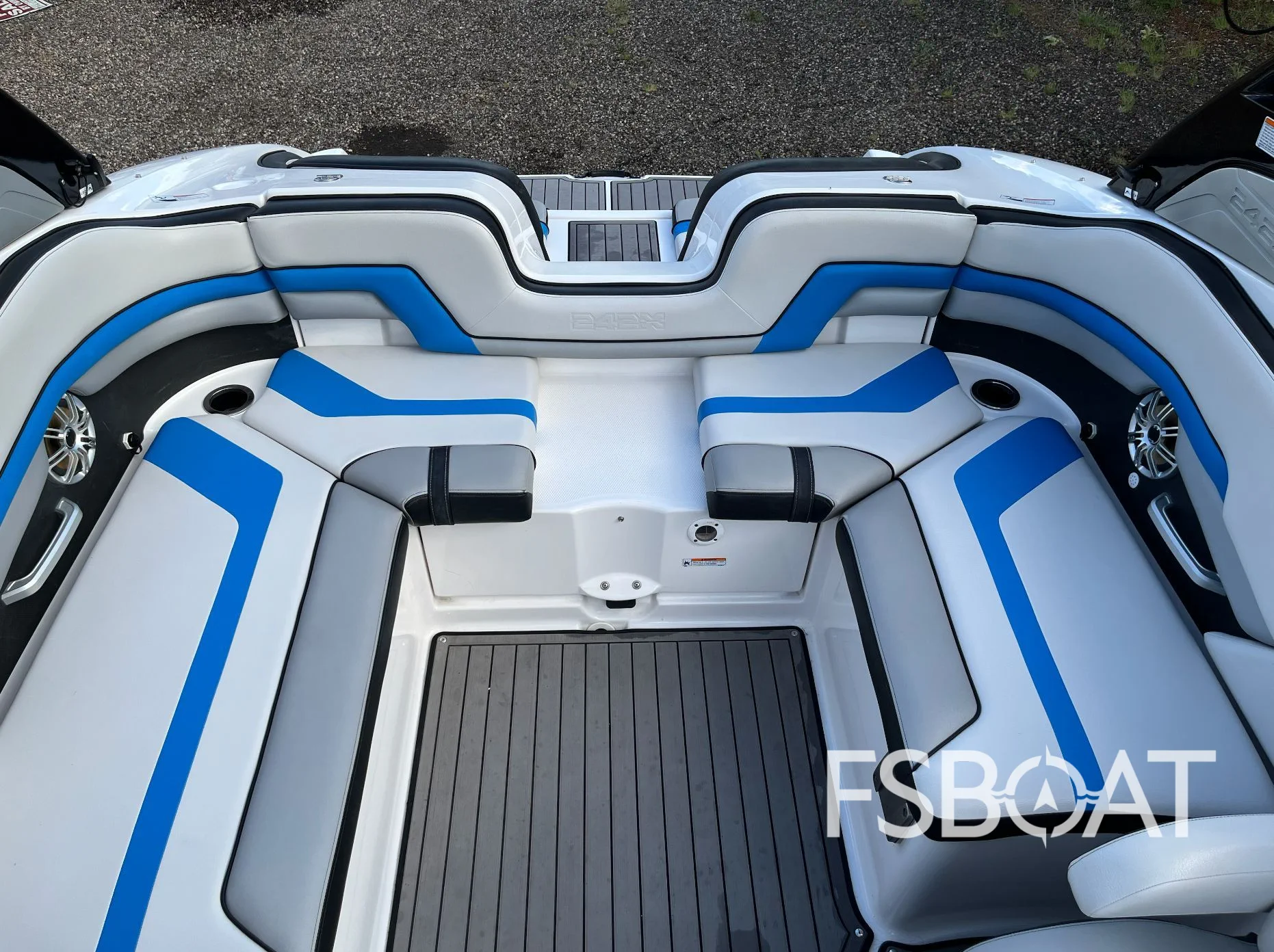 2017 Yamaha Boats 242X E-Series - Media 6