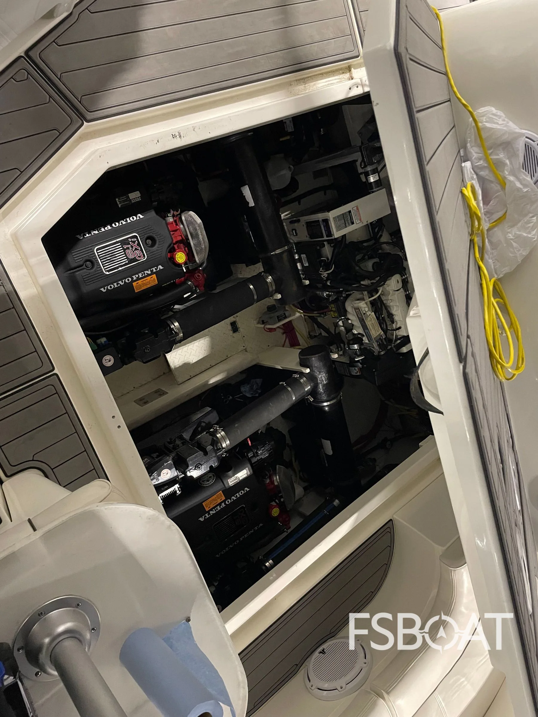 2005 Cruisers Yachts 440 Express - Media 7