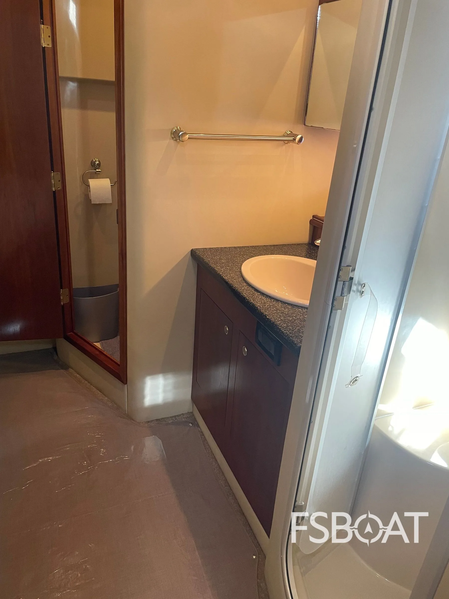 2005 Cruisers Yachts 440 Express - Media 5