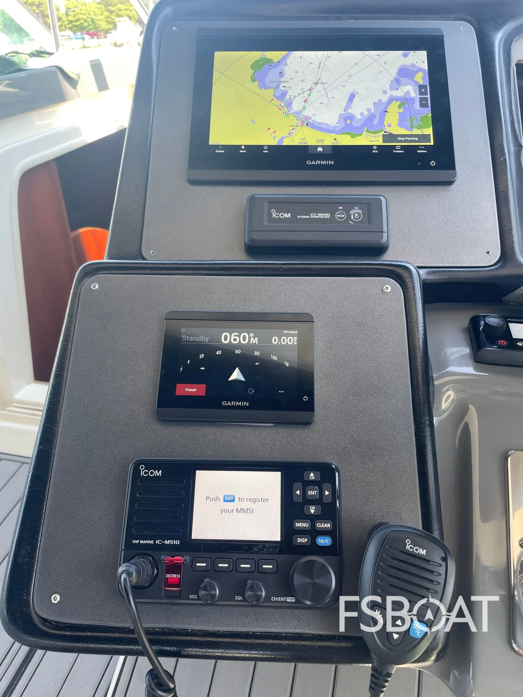 2005 Cruisers Yachts 440 Express - Media 9
