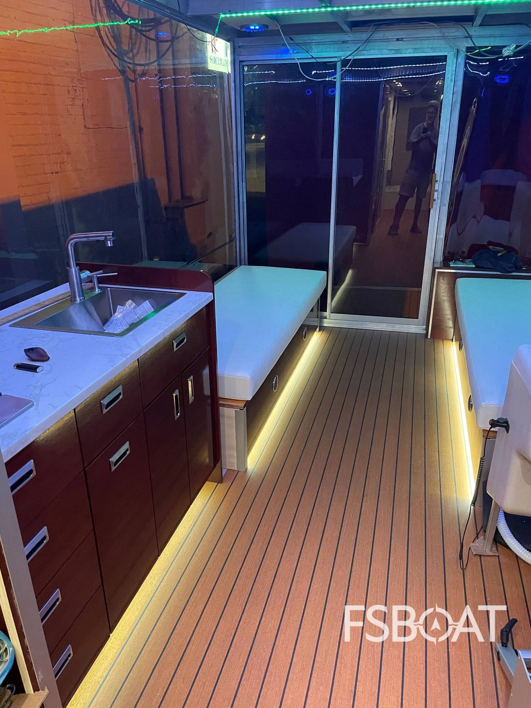 2006 Sun Tracker Pontoon 36 - Media 24