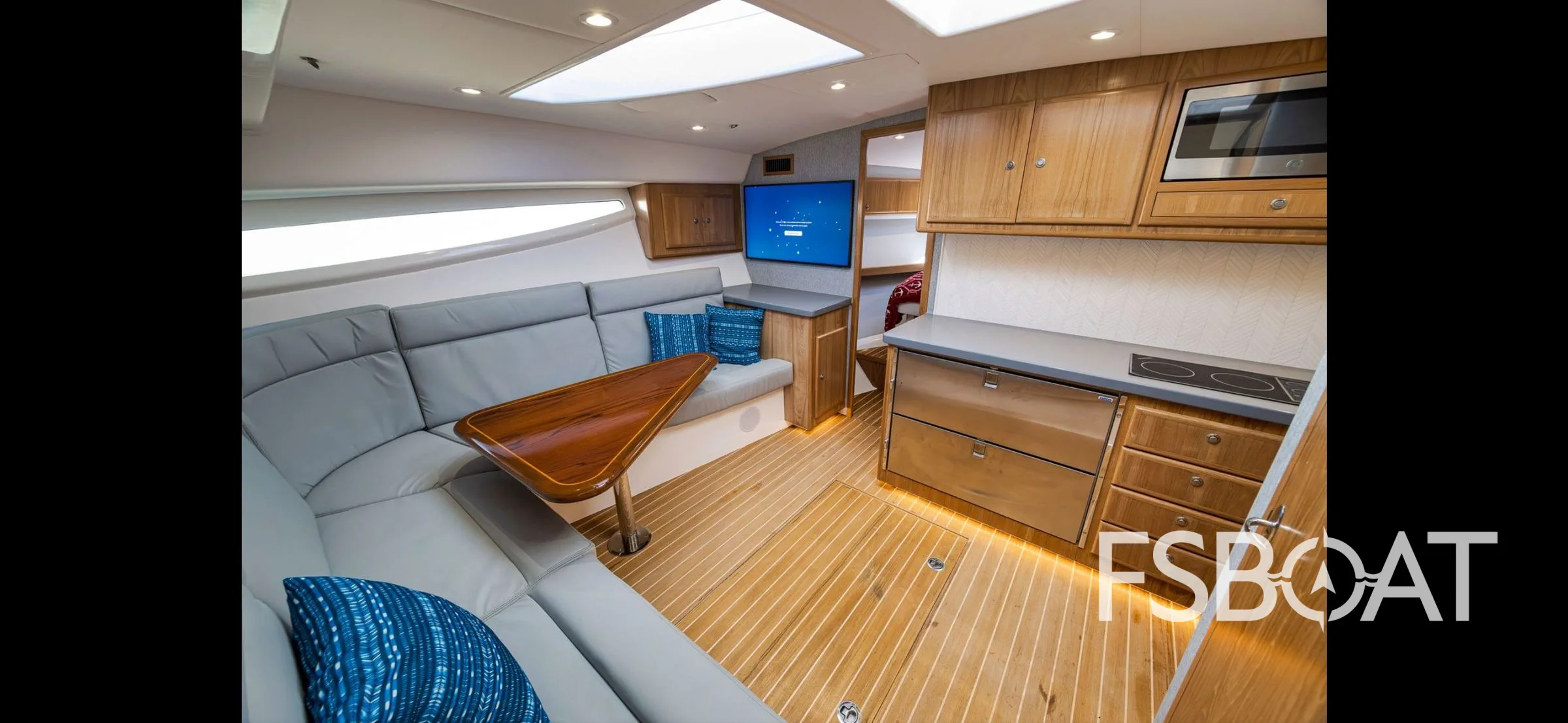 2022 Mag Bay 42 Express - Media 17