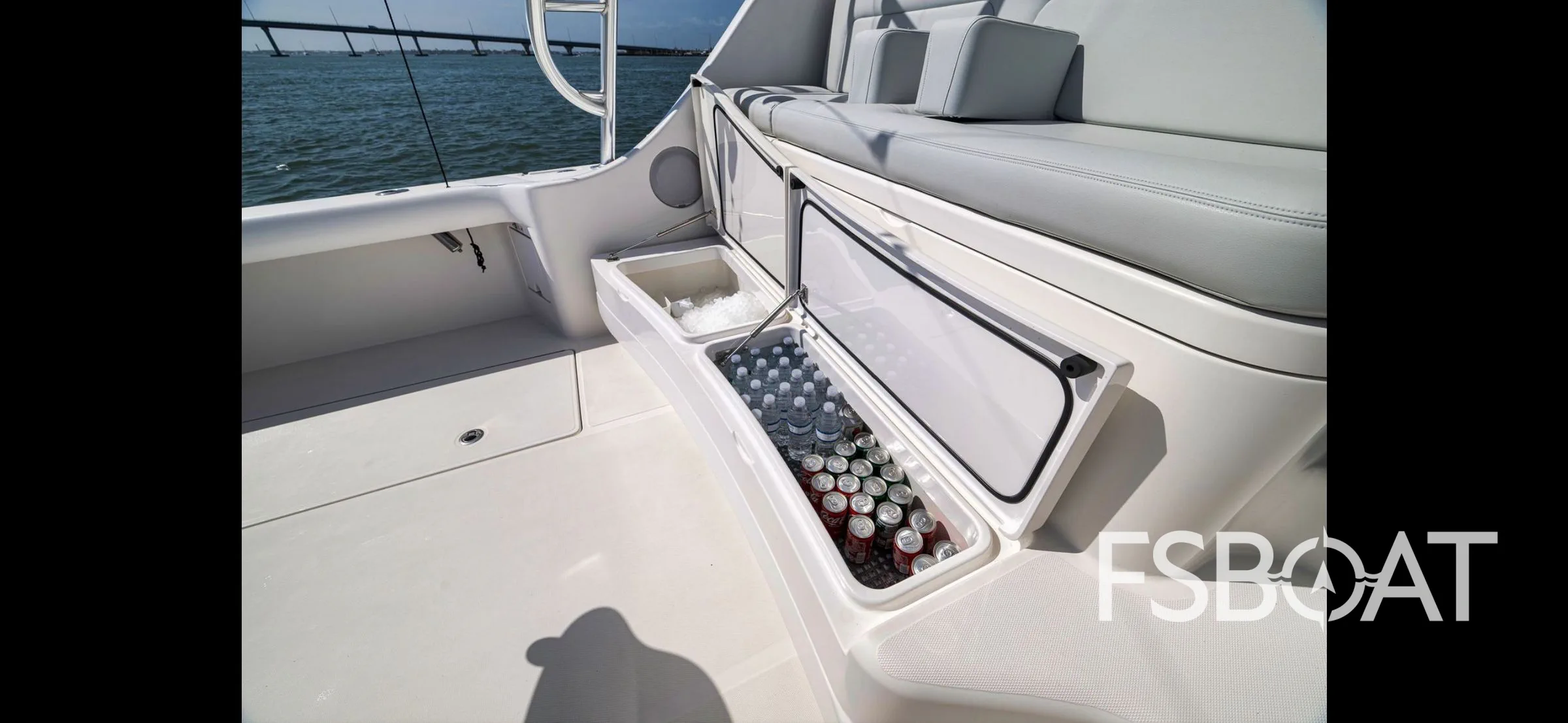 2022 Mag Bay 42 Express - Media 5