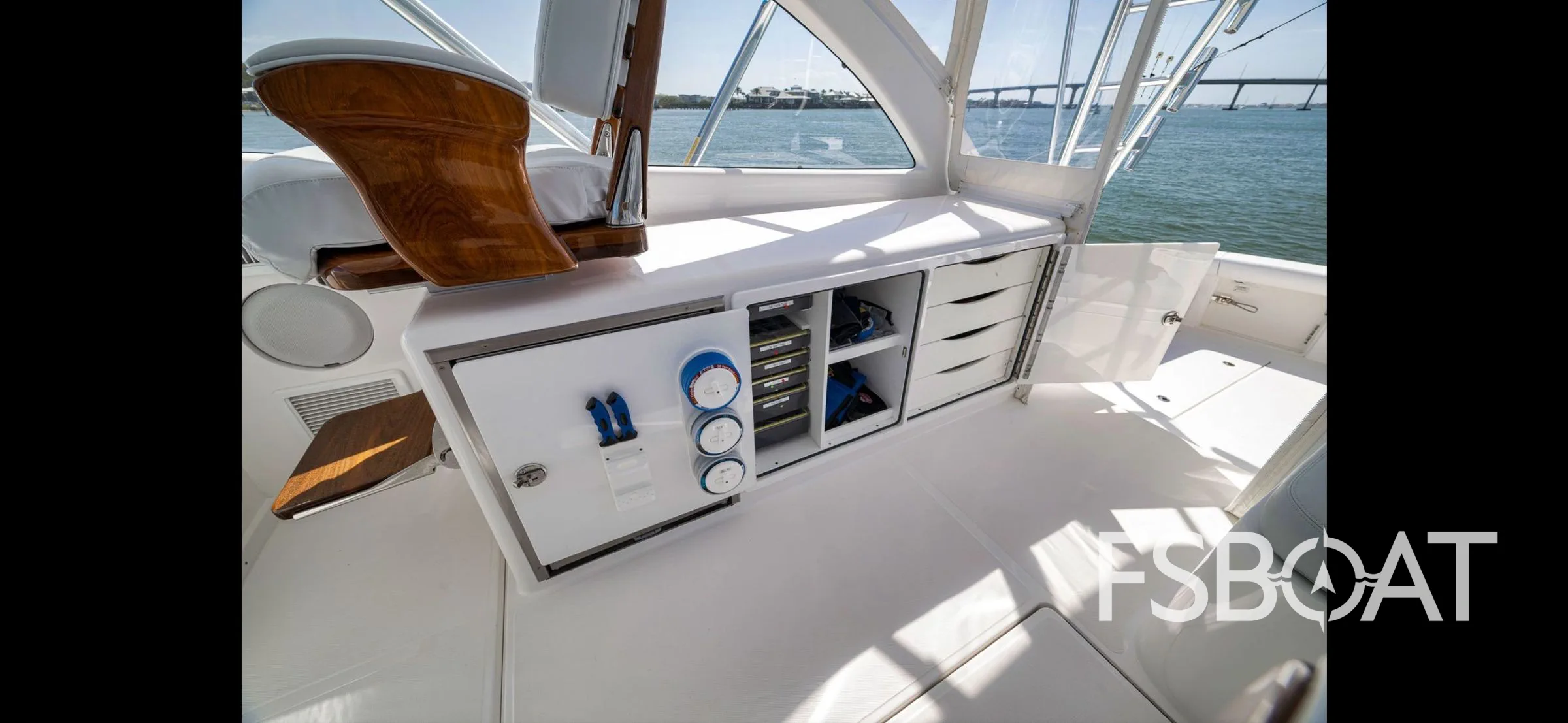 2022 Mag Bay 42 Express - Media 14
