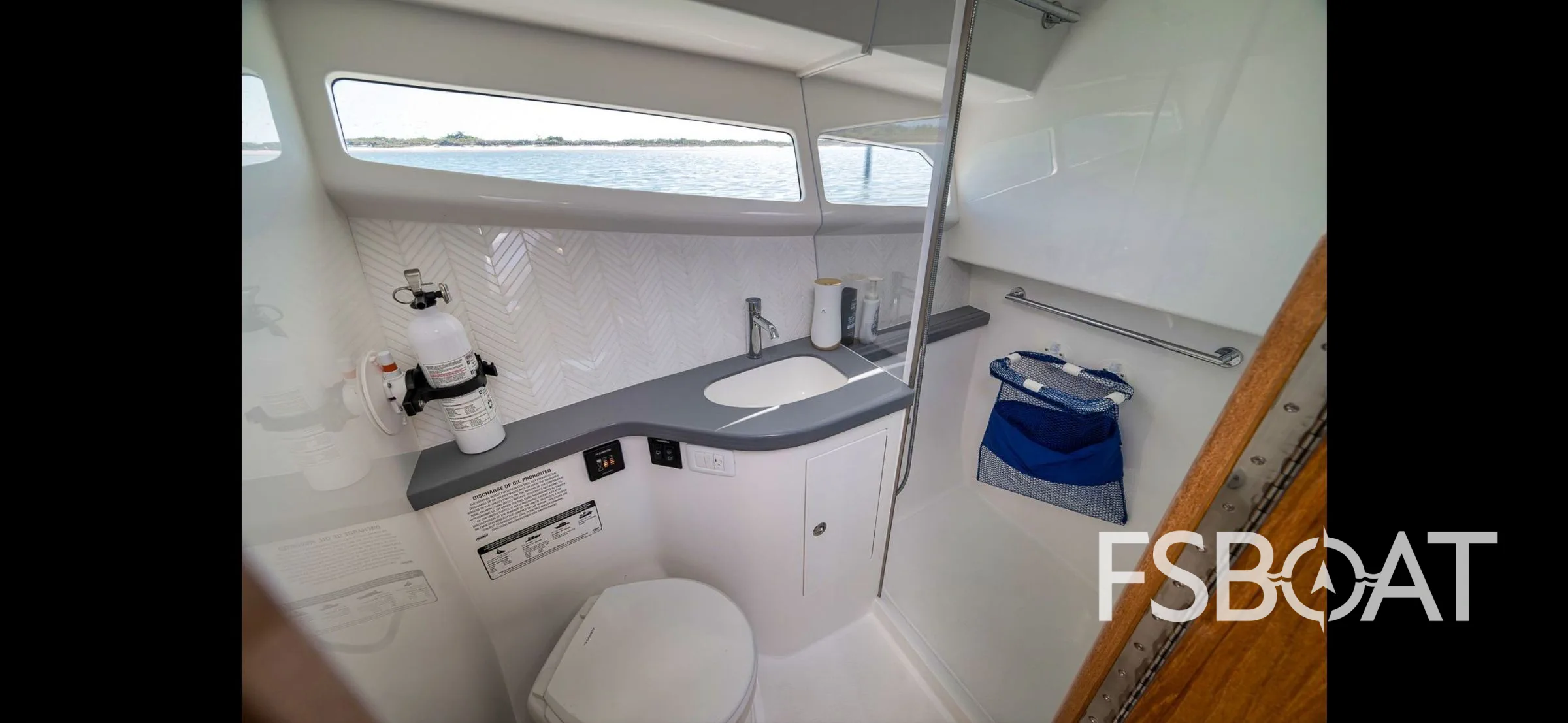 2022 Mag Bay 42 Express - Media 6