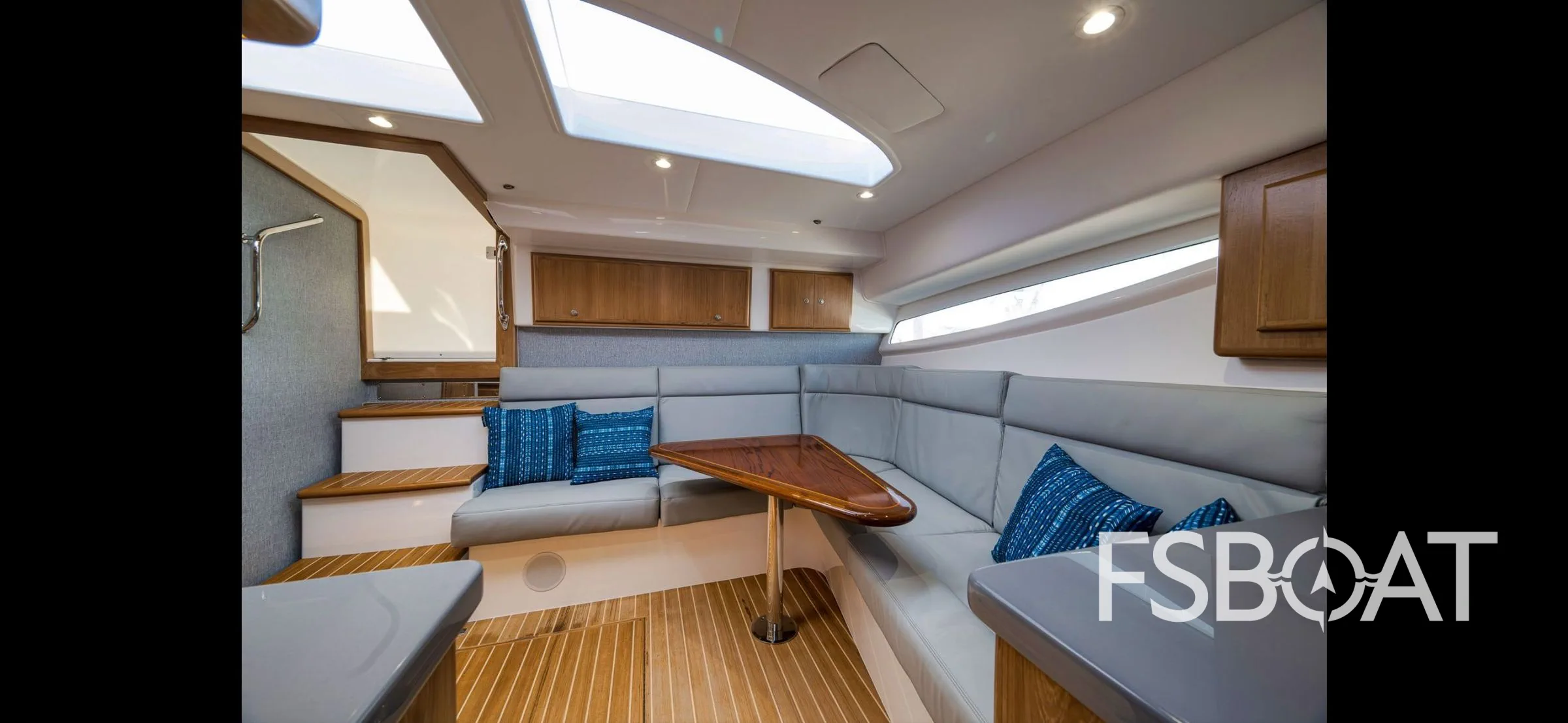 2022 Mag Bay 42 Express - Media 2
