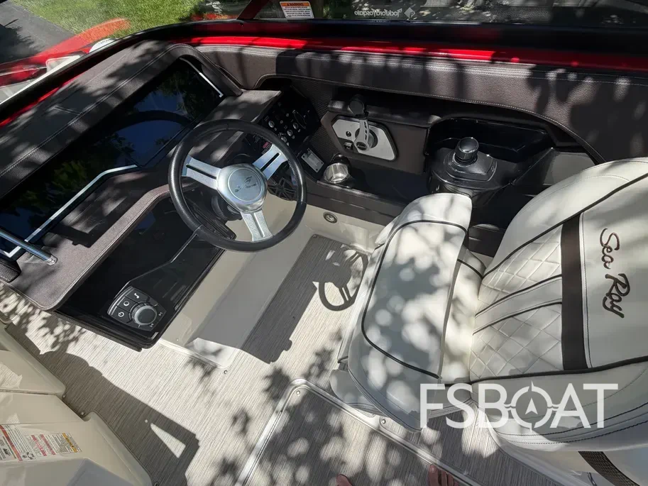 2017 Sea Ray SLX-W 230 - Media 3