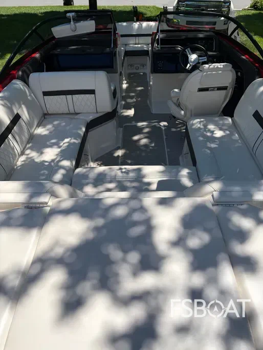 2017 Sea Ray SLX-W 230 - Media 5