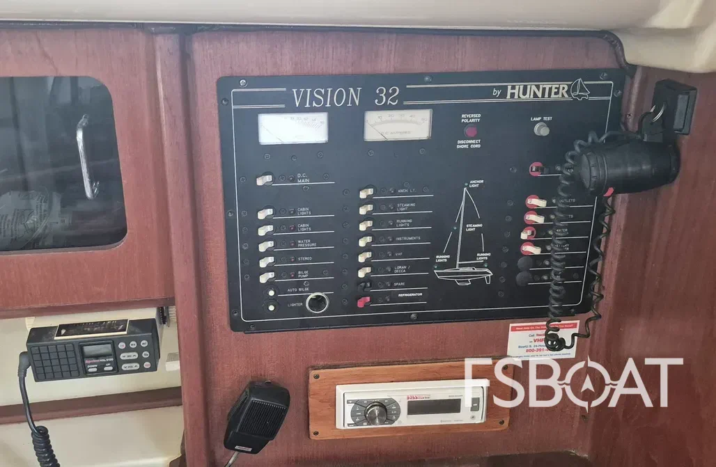 1991 Hunter Vision 32 - Media 7