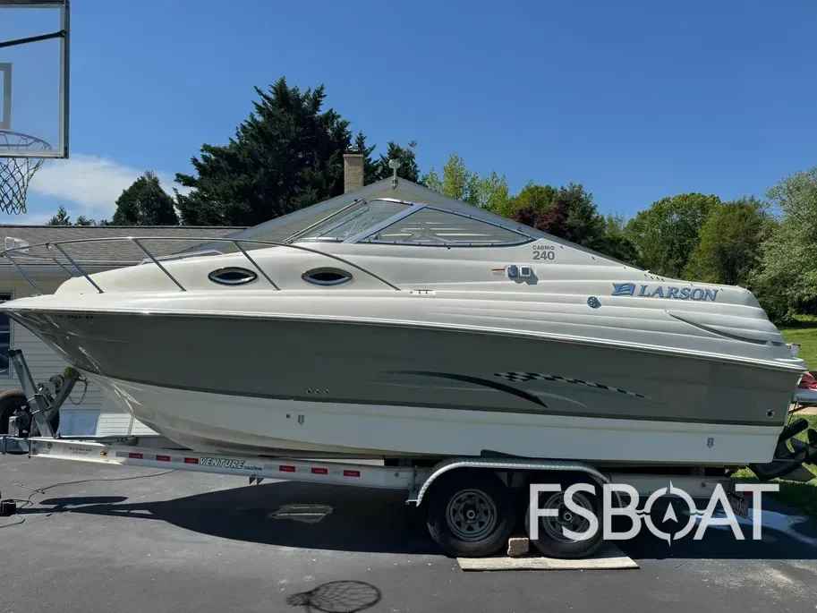 2008 Larson Cabrio 240 Mid Cabin